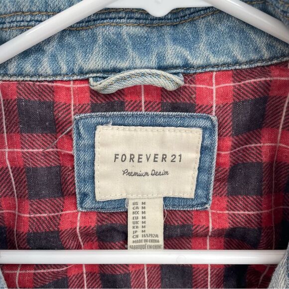 Forever 21 Premium Denim Studded Faded Jean Jacket Women’s Size M - Picture 2 of 9